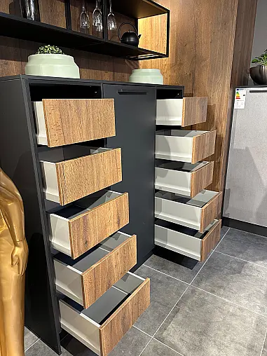 Design Musterküche mit Insel im Industrial Stil