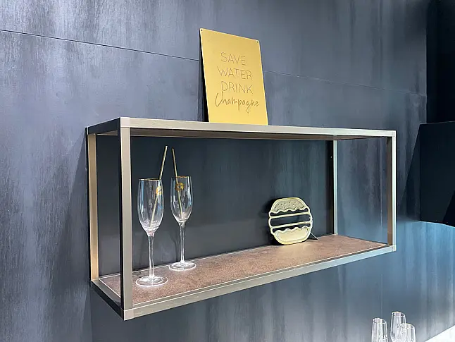 elegante Küche mit Keramik und Messing