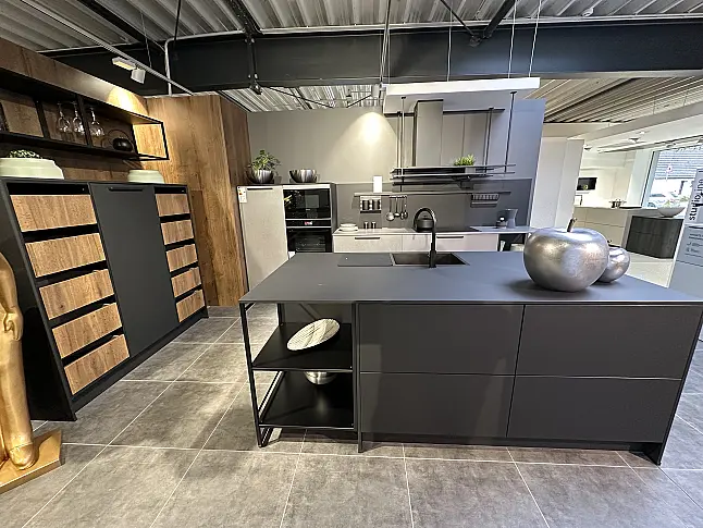 Design Musterküche mit Insel im Industrial Stil