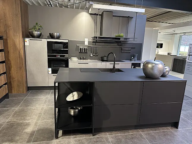 Design Musterküche mit Insel im Industrial Stil