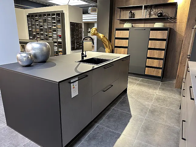 Design Musterküche mit Insel im Industrial Stil