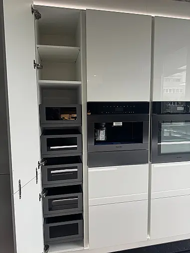 Novalux in Weiß Hochglanz mit Miele Premium-Ausstattung