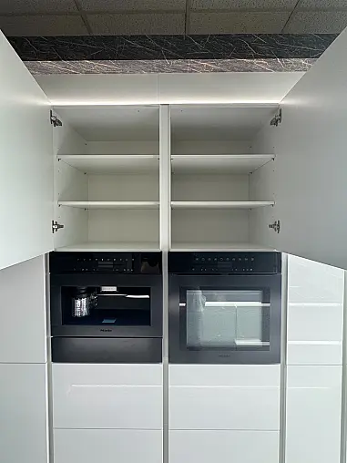 Novalux in Weiß Hochglanz mit Miele Premium-Ausstattung