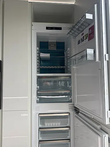 Novalux in Weiß Hochglanz mit Miele Premium-Ausstattung