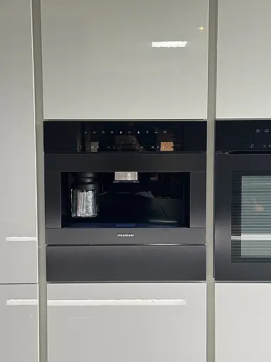 Novalux in Weiß Hochglanz mit Miele Premium-Ausstattung