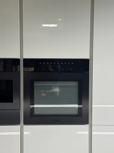 Novalux in Weiß Hochglanz mit Miele Premium-Ausstattung
