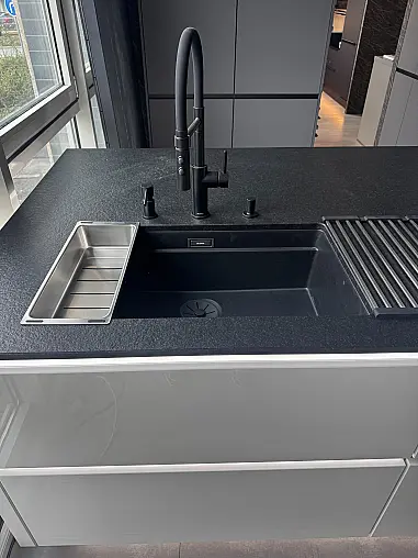 Novalux in Weiß Hochglanz mit Miele Premium-Ausstattung
