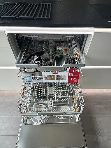 Novalux in Weiß Hochglanz mit Miele Premium-Ausstattung
