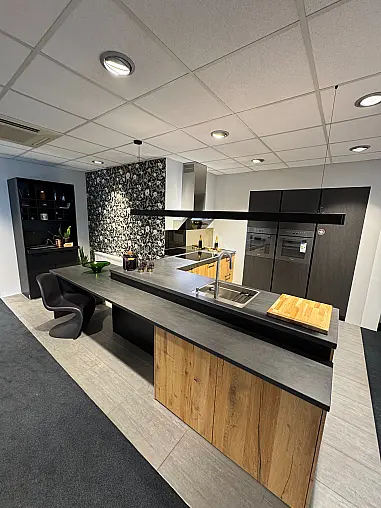 Altholz und Basalt Black Keramik