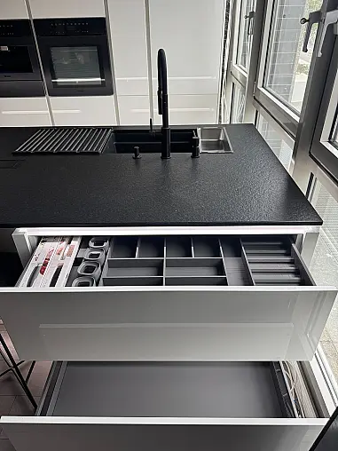 Novalux in Weiß Hochglanz mit Miele Premium-Ausstattung