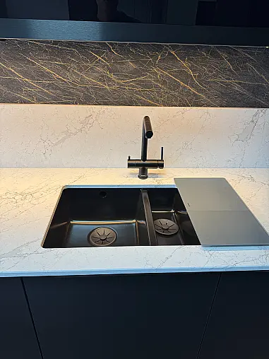Modell Senso in Schwarz Premium matt mit hochwertiger Bosch Ausstattung