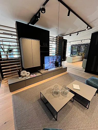 Exklusive Wohnwand / TV-Board / Anbauwand mit Vitrinenelementen und 2 Couchtischen