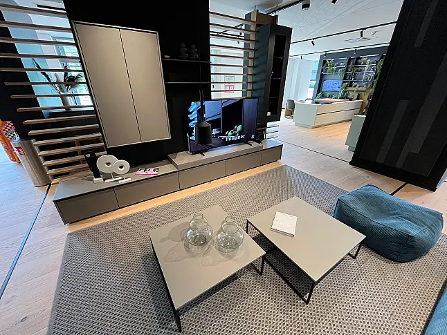 Exklusive Wohnwand / TV-Board / Anbauwand mit Vitrinenelementen und 2 Couchtischen