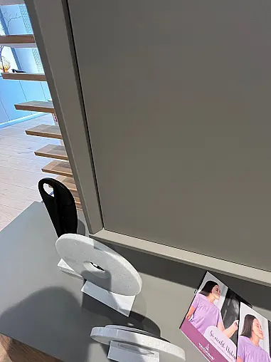 Exklusive Wohnwand / TV-Board / Anbauwand mit Vitrinenelementen und 2 Couchtischen