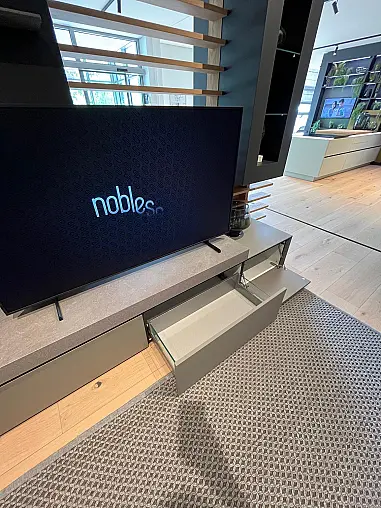 Exklusive Wohnwand / TV-Board / Anbauwand mit Vitrinenelementen und 2 Couchtischen