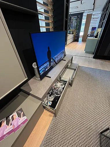 Exklusive Wohnwand / TV-Board / Anbauwand mit Vitrinenelementen und 2 Couchtischen