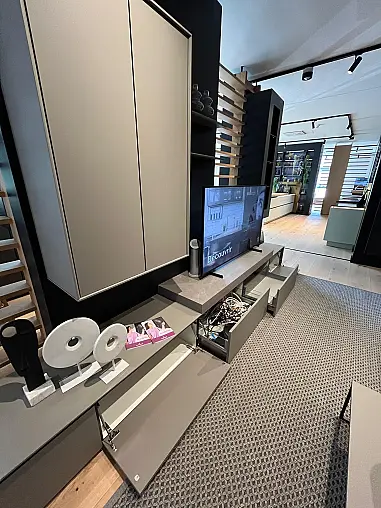 Exklusive Wohnwand / TV-Board / Anbauwand mit Vitrinenelementen und 2 Couchtischen