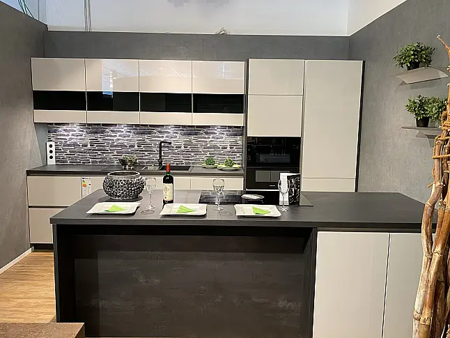 Designerstück mit Insel, 2 Zonen Backofen und Kochfeldabzug in Seidengrau Hochglanz Lacklaminat 1324