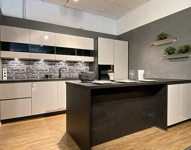Designerstück mit Insel, 2 Zonen Backofen und Kochfeldabzug in Seidengrau Hochglanz Lacklaminat 1324
