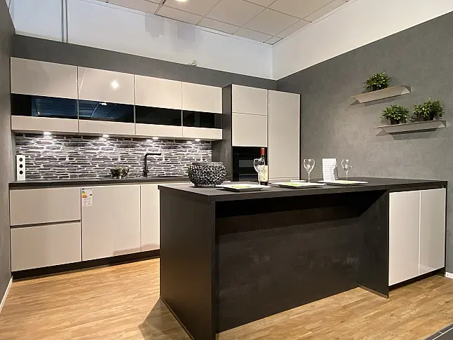 Designerstück mit Insel, 2 Zonen Backofen und Kochfeldabzug in Seidengrau Hochglanz Lacklaminat 1324