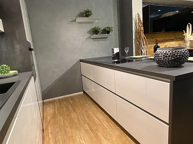 Designerstück mit Insel, 2 Zonen Backofen und Kochfeldabzug in Seidengrau Hochglanz Lacklaminat 1324
