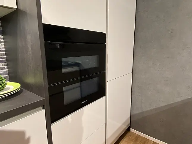 Designerstück mit Insel, 2 Zonen Backofen und Kochfeldabzug in Seidengrau Hochglanz Lacklaminat 1324