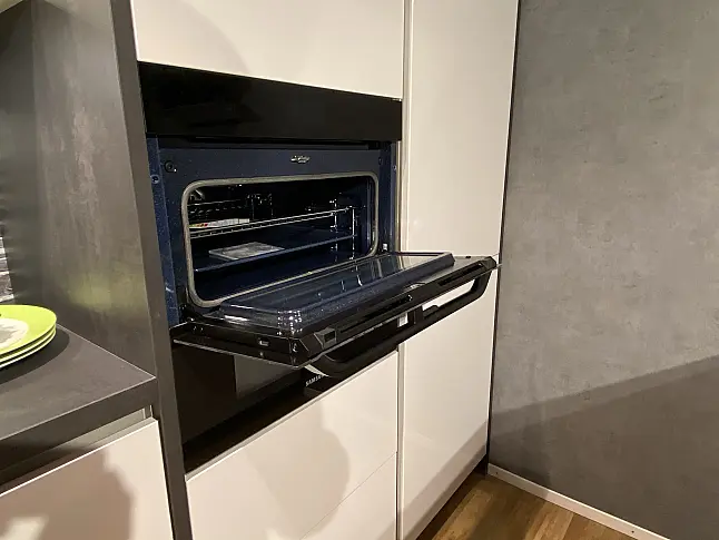 Designerstück mit Insel, 2 Zonen Backofen und Kochfeldabzug in Seidengrau Hochglanz Lacklaminat 1324