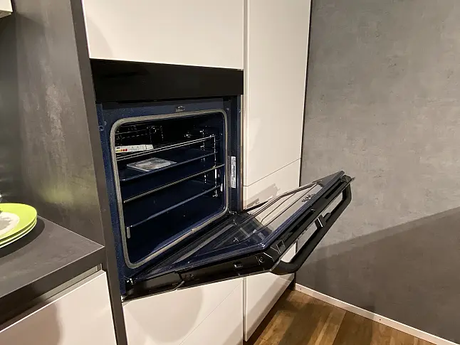 Designerstück mit Insel, 2 Zonen Backofen und Kochfeldabzug in Seidengrau Hochglanz Lacklaminat 1324