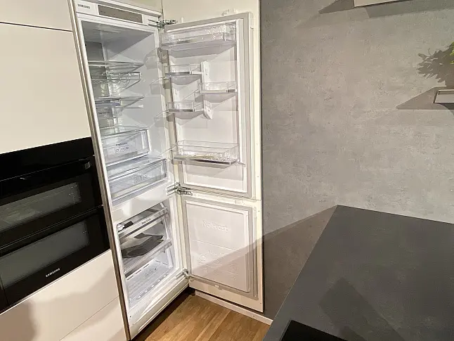Designerstück mit Insel, 2 Zonen Backofen und Kochfeldabzug in Seidengrau Hochglanz Lacklaminat 1324