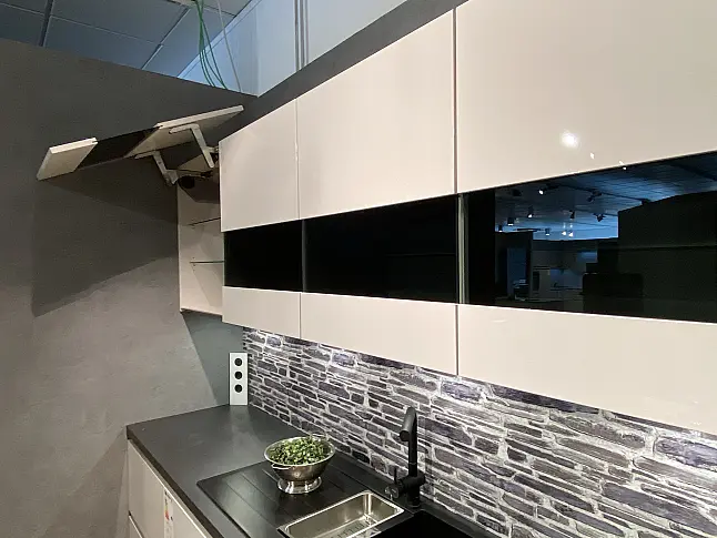 Designerstück mit Insel, 2 Zonen Backofen und Kochfeldabzug in Seidengrau Hochglanz Lacklaminat 1324