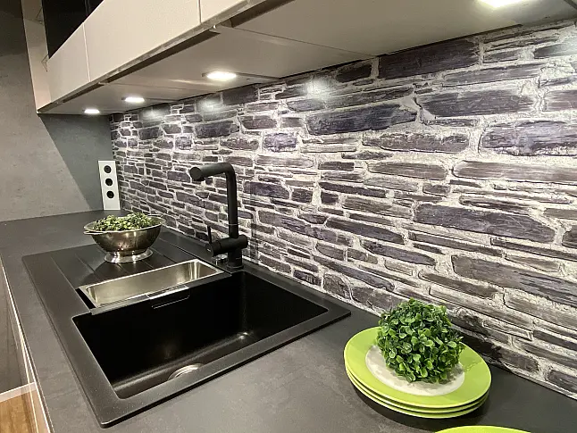 Designerstück mit Insel, 2 Zonen Backofen und Kochfeldabzug in Seidengrau Hochglanz Lacklaminat 1324
