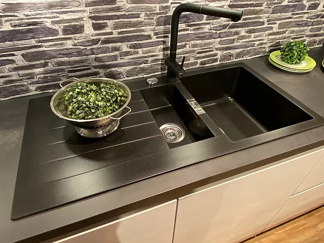 Designerstück mit Insel, 2 Zonen Backofen und Kochfeldabzug in Seidengrau Hochglanz Lacklaminat 1324