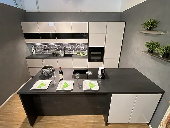 Designerstück mit Insel, 2 Zonen Backofen und Kochfeldabzug in Seidengrau Hochglanz Lacklaminat 1324