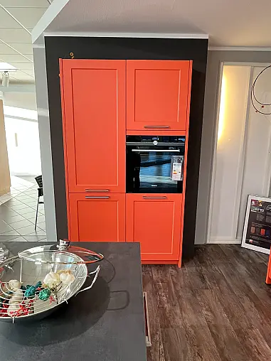 Küche in RAL Mattlack mit Insel und Sitzgelegenheit