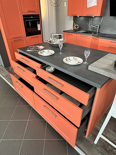Küche in RAL Mattlack mit Insel und Sitzgelegenheit