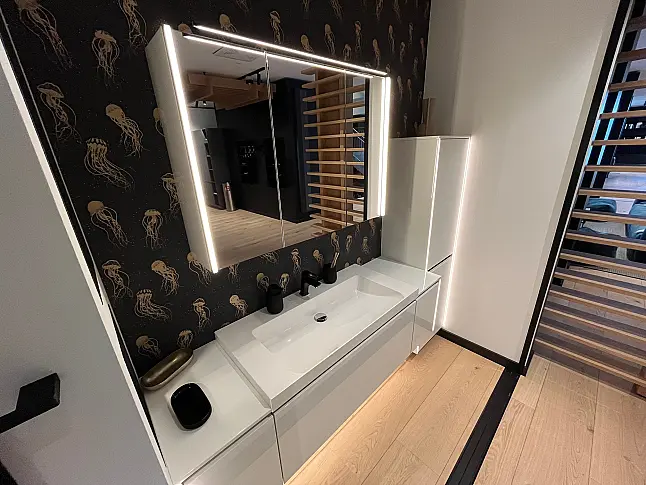 Exklusives Badezimmer - Messestück - Lack Weiß Hochglanz - Grifflos - LED-Wangenbeleuchtung - LED-Spiegelbeleuchtung - LED-Beleuchtung in den Vitrinenschränken