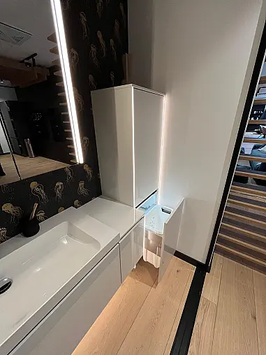 Exklusives Badezimmer - Messestück - Lack Weiß Hochglanz - Grifflos - LED-Wangenbeleuchtung - LED-Spiegelbeleuchtung - LED-Beleuchtung in den Vitrinenschränken