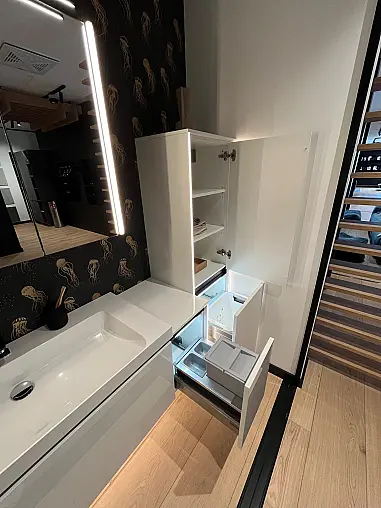 Exklusives Badezimmer - Messestück - Lack Weiß Hochglanz - Grifflos - LED-Wangenbeleuchtung - LED-Spiegelbeleuchtung - LED-Beleuchtung in den Vitrinenschränken