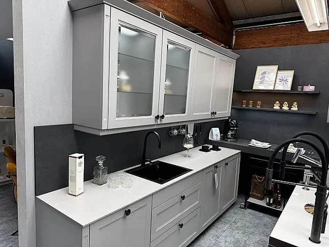 Nordische moderne Landhausküche als Musterküche im Abverkauf