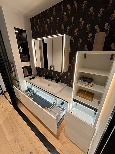 Exklusives Badezimmer - Messestück - Lack Weiß Hochglanz - Grifflos - LED-Wangenbeleuchtung - LED-Spiegelbeleuchtung - LED-Beleuchtung in den Vitrinenschränken