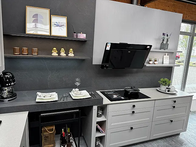 Nordische moderne Landhausküche als Musterküche im Abverkauf