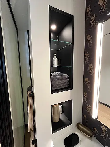 Exklusives Badezimmer - Messestück - Lack Weiß Hochglanz - Grifflos - LED-Wangenbeleuchtung - LED-Spiegelbeleuchtung - LED-Beleuchtung in den Vitrinenschränken