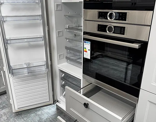 Nordische moderne Landhausküche als Musterküche im Abverkauf