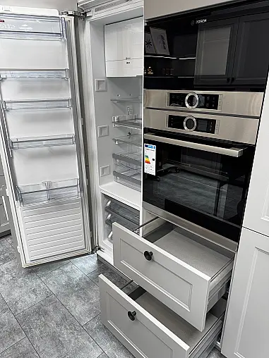 Nordische moderne Landhausküche als Musterküche im Abverkauf