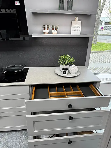 Nordische moderne Landhausküche als Musterküche im Abverkauf
