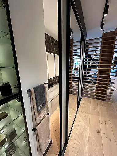 Exklusives Badezimmer - Messestück - Lack Weiß Hochglanz - Grifflos - LED-Wangenbeleuchtung - LED-Spiegelbeleuchtung - LED-Beleuchtung in den Vitrinenschränken