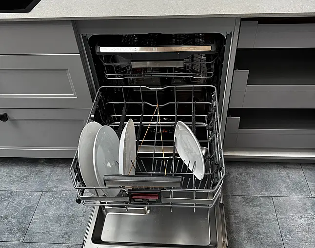 Nordische moderne Landhausküche als Musterküche im Abverkauf