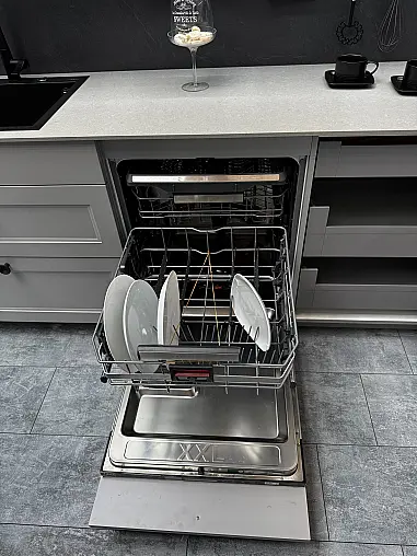 Nordische moderne Landhausküche als Musterküche im Abverkauf