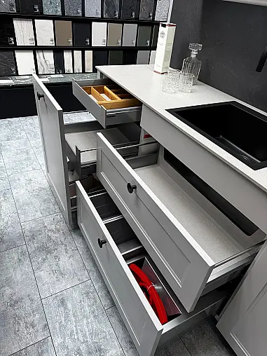 Nordische moderne Landhausküche als Musterküche im Abverkauf