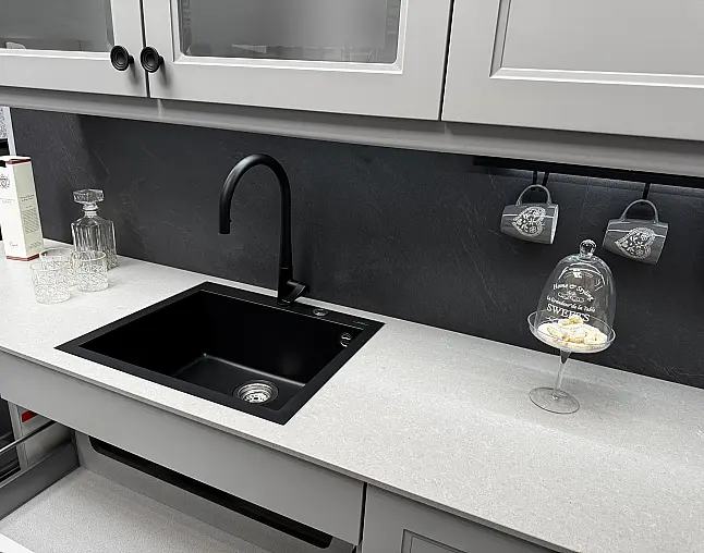 Nordische moderne Landhausküche als Musterküche im Abverkauf